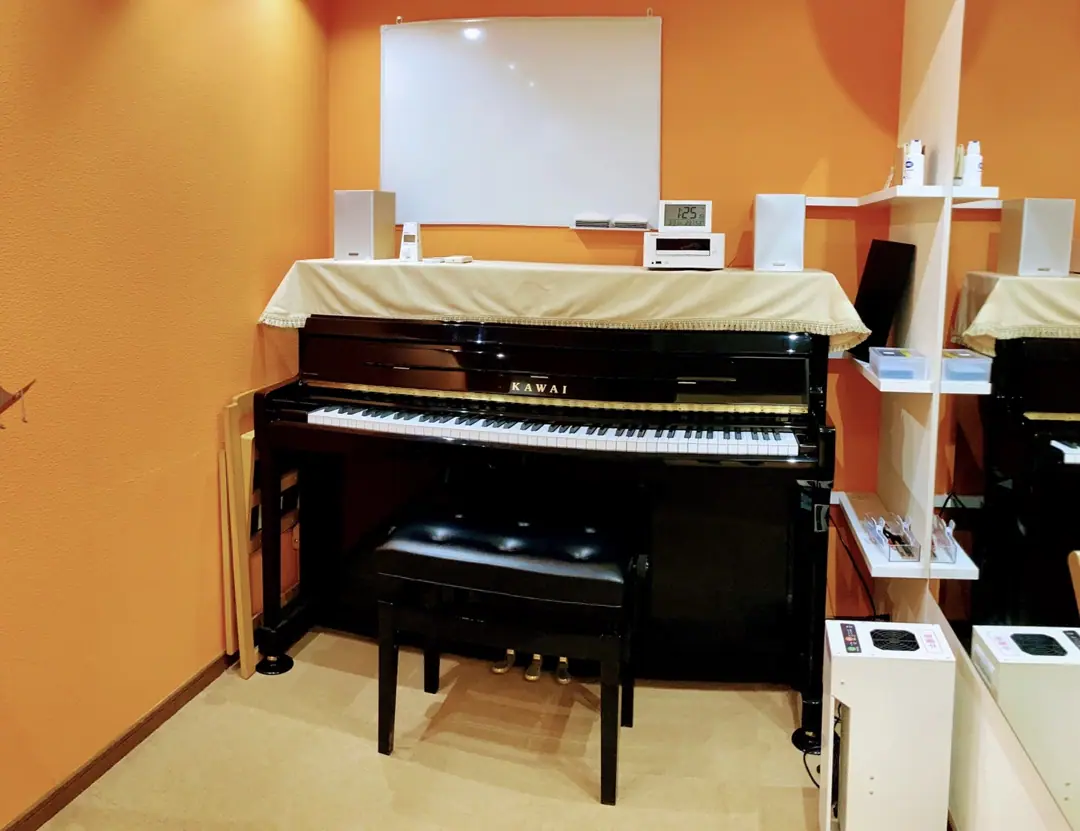 エスポワール音楽スタジオ福岡天神(アップライトピアノのある部屋)