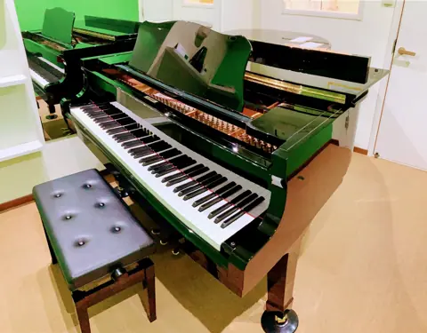エスポワール音楽スタジオ福岡天神：グランドピアノのある部屋
