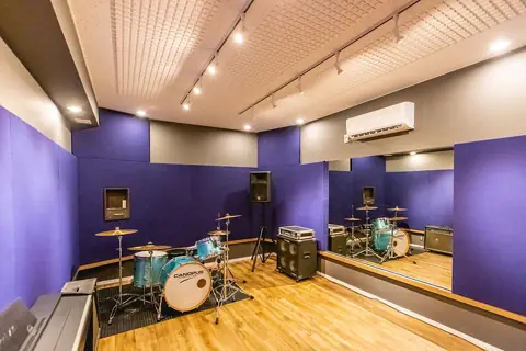 Sound Studio EveryOne's（サウンドスタジオ エブリワンズ）：スタジオの室内（ドラム・アンプ）