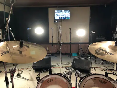 SOUND STUDIO FILL☆IN：ドラムとスピーカーのある録音スタジオ