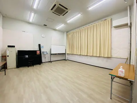 フィッシュダンス音楽練習場(Fish Dance Music Place):スタジオの室内(アップライトピアノ)
