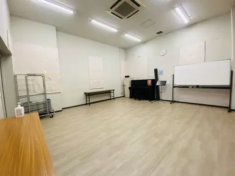 フィッシュダンス音楽練習場(Fish Dance Music Place):スタジオの室内(アップライトピアノ・ホワイトボード)