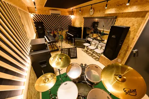 Forte music studio（フォルテ・ミュージックスタジオ）：スタジオの室内（ドラム・アンプ・ピアノ）