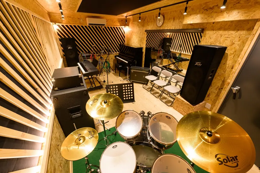 Forte music studio(フォルテ・ミュージックスタジオ)(スタジオの室内(ドラム・アンプ・ピアノ))