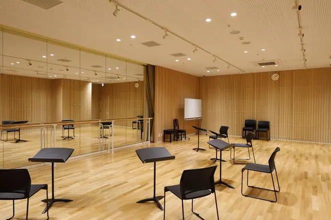 府中の森芸術劇場分館(鏡と譜面台のある木張りの部屋)