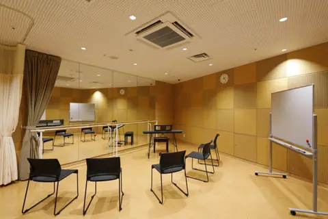 府中の森芸術劇場分館:譜面台と椅子のある部屋