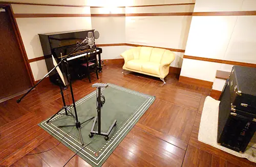 THE BASEMENT of Funky Jam(ピアノとマイクスタンドのある録音室)