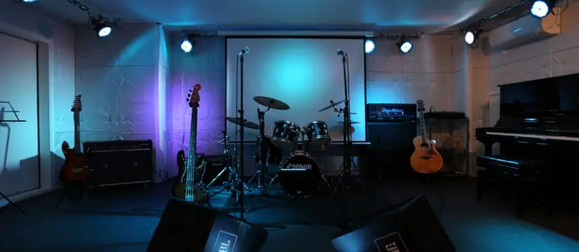 G5 Music Studio(ドラムとギター、ピアノのある練習室)