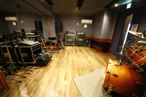 GAMP SOUND STUDIO：ドラムとアンプのある練習室