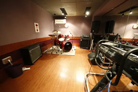 GAMP SOUND STUDIO：ドラムとアンプのある練習室