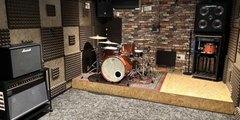 gasso music studio（楽奏）：ステージ状の段にドラムのある練習室