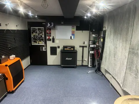 gasso music studio（楽奏）：アンプとキーボードのある練習室