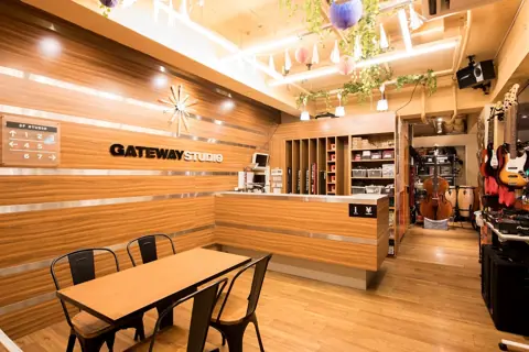 ゲートウェイスタジオ 渋谷道玄坂店：受付とテーブル席