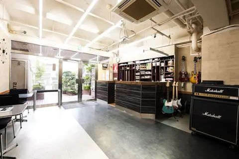 ゲートウェイスタジオ 高田馬場3号店：受付カウンターとマーシャルアンプ