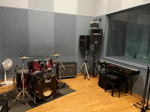 大阪市立芸術創造館 音楽練習室：ドラムとキーボードのある音楽室