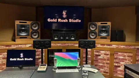 Gold Rush Studio：モニタースピーカーのあるコントロールルーム