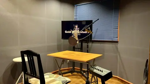 Gold Rush Studio：マイクと机のあるブース