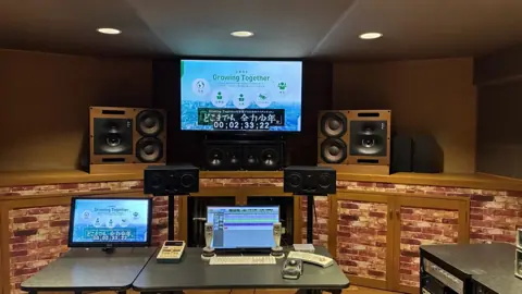 Gold Rush Studio：モニタースピーカーとモニターのあるコントロールルーム