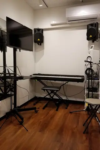 グリーンヒル音楽スタジオ：練習室（キーボード・スピーカー）