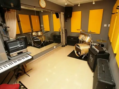 STUDIO GROOVE 相模大野(ドラムとキーボード、アンプのある部屋)