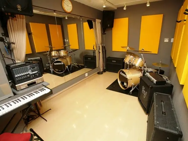 STUDIO GROOVE 相模大野(ドラムとキーボード、アンプのある部屋)