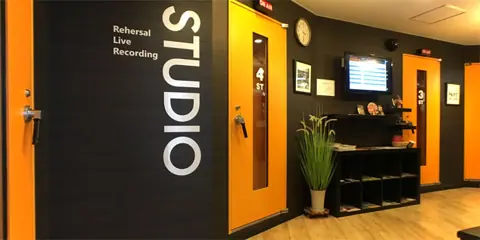 STUDIO GROOVE 相模大野:入口の通路とスタジオ扉