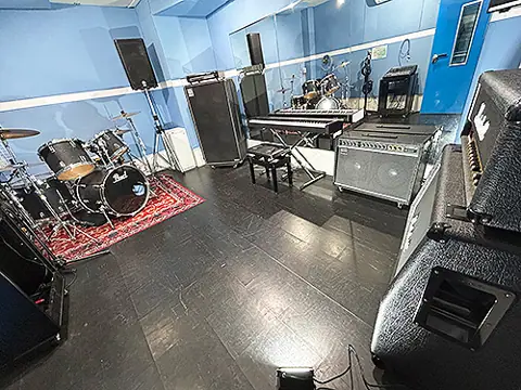 STUDIO GROOVIN'：ドラム、アンプ、ピアノのある練習室