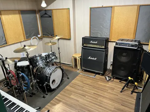 music studio hanamauii（ドラムとアンプのある練習室）