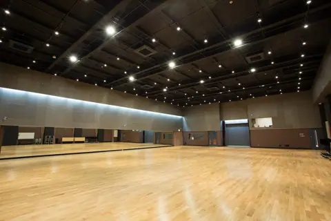 羽田スタジオ（HANEDA ENTERTAINMENT STUDIO）：フローリングのスタジオ室内