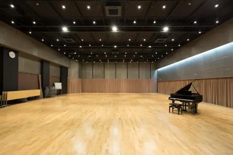 羽田スタジオ（HANEDA ENTERTAINMENT STUDIO）：グランドピアノのある室内