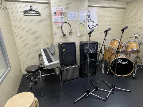 原楽器店 練習スタジオ・2Fホール：キーボードとドラムのあるスタジオ