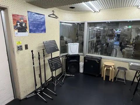 原楽器店 練習スタジオ・2Fホール：譜面台とアンプのあるスタジオ