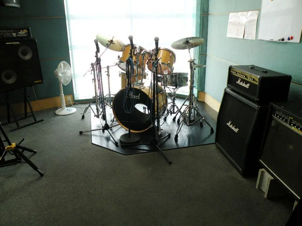 HARTS music studio 橿原八木店（ドラムとアンプのある練習室）