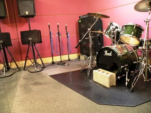 HARTS music studio 橿原八木店：ドラムとアンプのある練習室