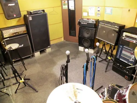 HARTS music studio 橿原八木店：アンプとドラムのある練習室