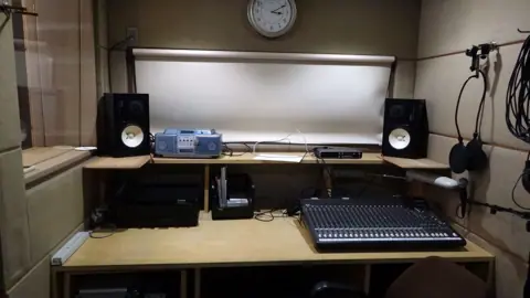 HARTS music studio 橿原八木店：ミキサーとモニタースピーカー