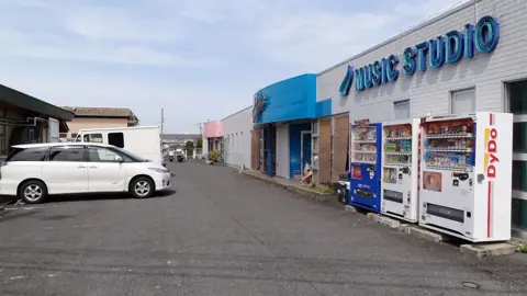 HARTS music studio 橿原八木店：建物外観と駐車場