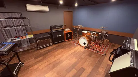 HARVEST SOUND STUDIO：ドラム、アンプ、キーボードのある練習室