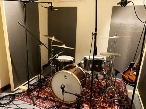 HELLO DOLLY STUDIO：レコーディングブースのドラムセット