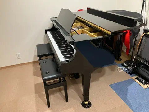 音楽スタジオ 秘密基地：グランドピアノ