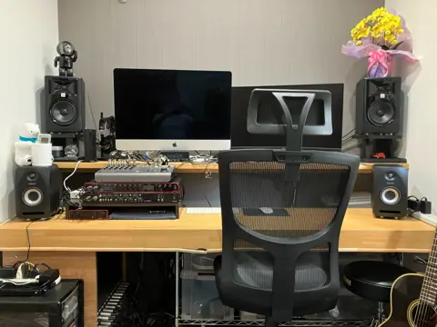 音楽スタジオ 秘密基地：モニタースピーカーと作業デスク