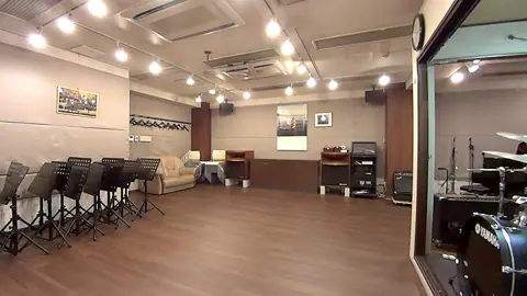 HMVP 大手町スタジオ：譜面台と鏡のある室内