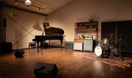 HOLYHOUSE STUDIOS（グランドピアノとドラムのある広い部屋）