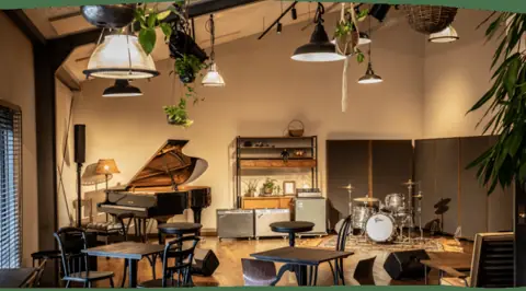 HOLYHOUSE STUDIOS:グランドピアノ、ドラム、テーブル席のあるサロン