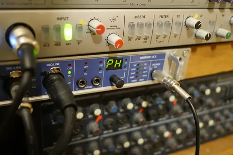 ホムラサウンド上野（HOMURA SOUND）：アウトボードのアップ