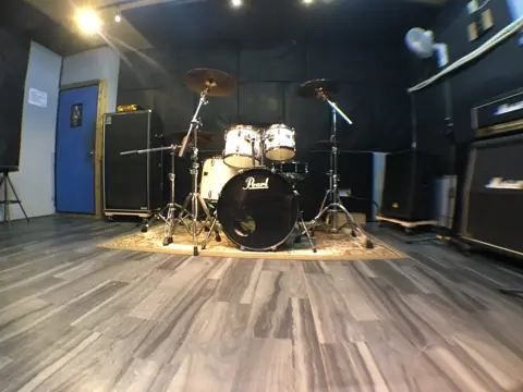 studio HYBRID：ドラムセットのある練習室