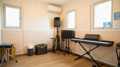 iB MUSIC STUDIO & School 龍地店(キーボードとスピーカーのある練習室)