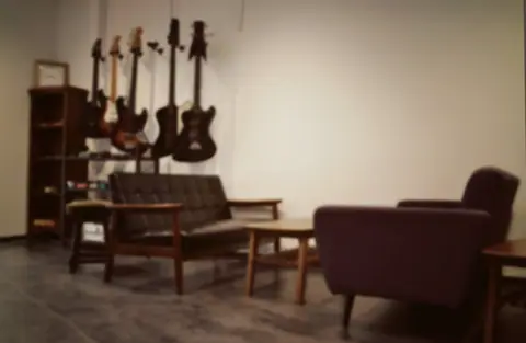 IFF STUDIO(ソファとギターが壁にかかった待合)