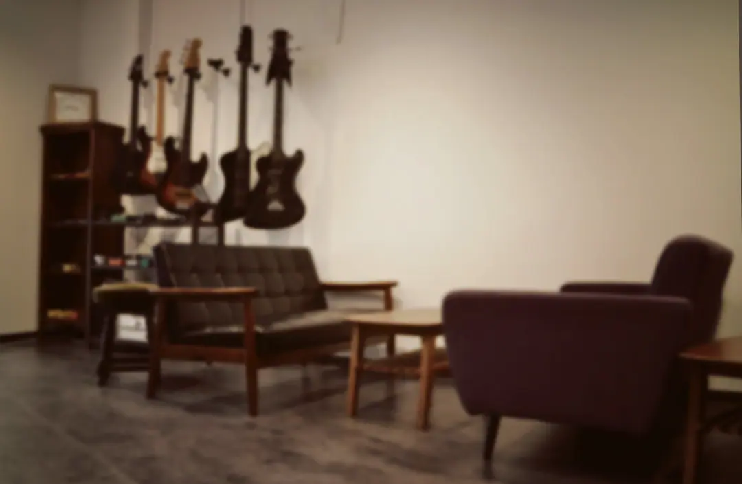 IFF STUDIO(ソファとギターが壁にかかった待合)