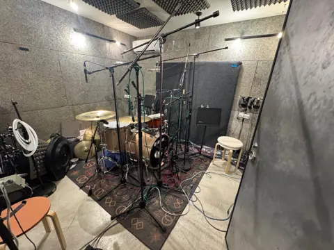Island Studio：マイクを立てた録音ブース
